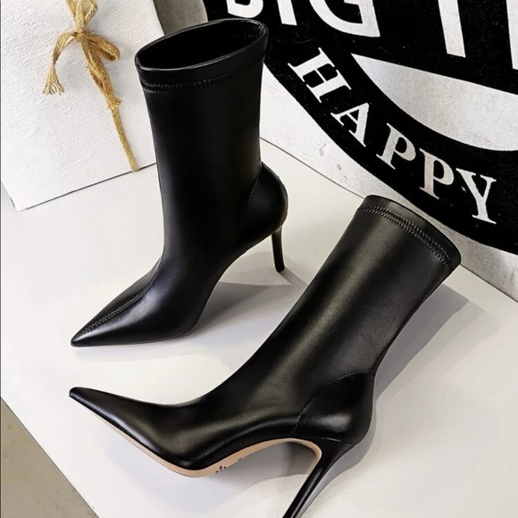 Shoes - Black leather heeled boots